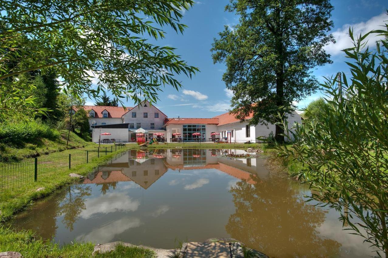 Hotel Mlyn - Jihlava Vílanec Eksteriør billede